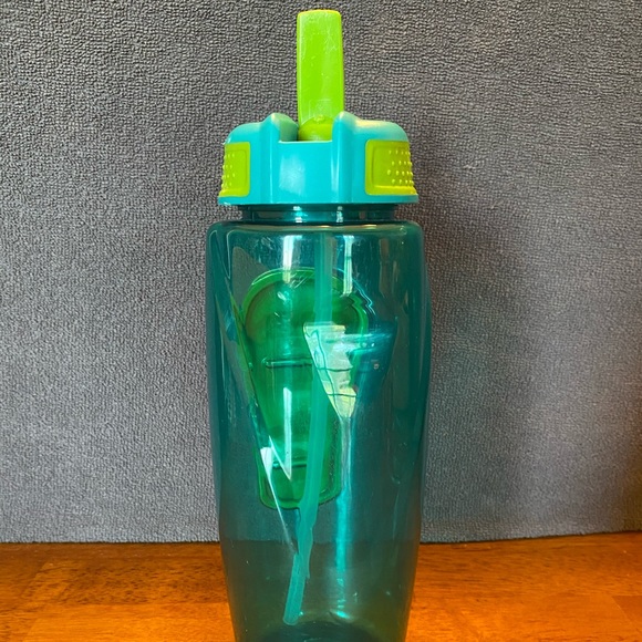 Six various water bottles - Picture 5 of 12